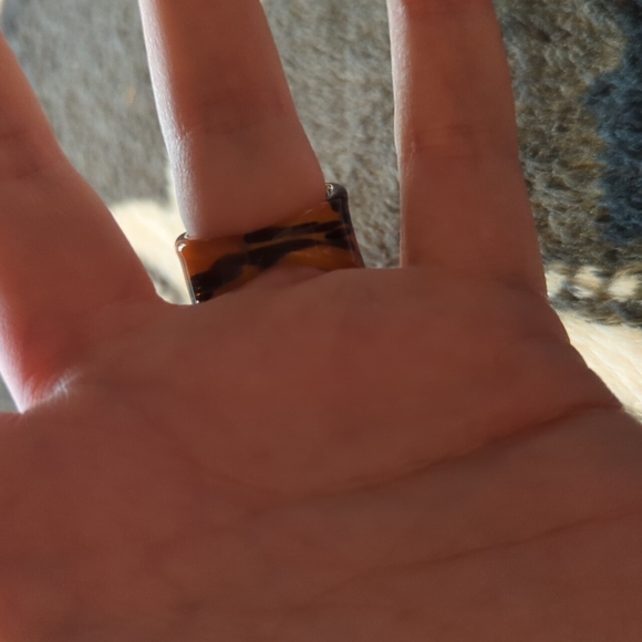 Lucite Large Animal Print Style Shield Ring - Sz 8 - Picture 3 of 12